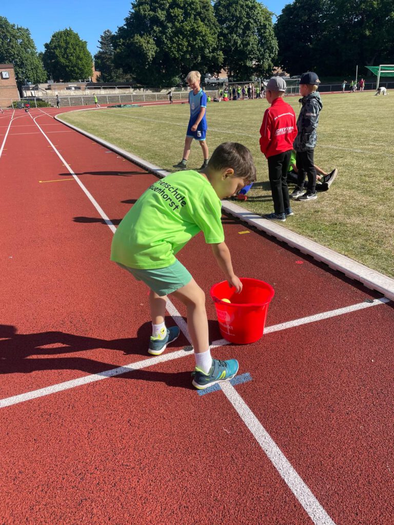 Bundesjugendspiele – schön wie immer  Bestes Wetter, tolle Kids, fleißige Helfer und gute Übungen aus den Bereichen Sprint, Ausdauer, Wurf und Sprung.
Zum zweiten Mal hat die Marienschule nun die „neuen“ Bundesjugendspiele durchgeführt und wieder hat es gut funktioniert. 
Bewegung hat wieder einmal viel Spaß gemacht und der Sport gezeigt, dass er bei fast allen Kindern das Zeug zum Lieblingsfach hat. 
Bewegung ist wichtig und sollte daher Spaß bereiten. Den hatten wir auf jeden Fall, wie man auf den vielen schönen Bildern gut erkennen kann. Was Sport kann, das kann nicht jedes Fach.
