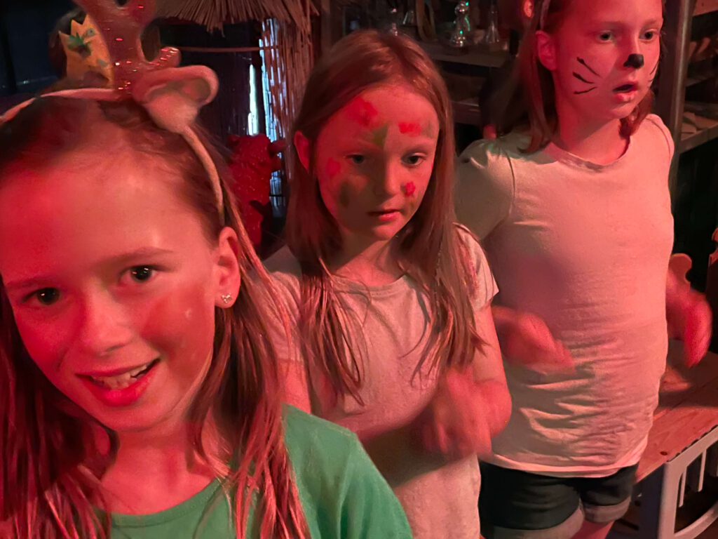 Großer Auftritt für die mehr als 60 Chorkinder der Marienschule in Hauenhorst. Am Freitag war es endlich soweit. Das im Rahmen des NRW-Landesprojekts „Kultur und Schule“ geförderte Kindermusical „Randolfo und der eine Ton“ von Babette Dieterich und Uli Führe wurde aufgeführt.
Und zwar gleich dreimal. Morgens gab es die Premiere, zu der alle anderen Kinder der Schule und auch die angehenden Schulkinder der benachbarten Kindergärten geladen waren. Und da hat es schon hervorragend geklappt. Jetzt wusste man, dass es funktioniert, denn vor der Generalprobe ist da immer so ein gemischtes Gefühl bei Kindern und Verantwortlichen.
Verantwortlich zeigten sich, wie in den vergangenen Jahren auch, Brigitte Lesting, als durchführende Künstlerin und Sabine Müller, als zuständige Lehrerin der Schule. Stunden um Stunden hatten sie investiert, um das Stück auf die Bühne und in die Köpfe und Körper der Kinder zu bringen. 
„Ein Musical ist weit mehr als „nur“ die Aufführung bzw. die Aufführungen. Es wird natürlich unheimlich viel an Texten, Liedern, Gestik und Ausdruck geübt und gefeilt, aber auch die Eltern müssen immer wieder mit ins Boot geholt werden, ein individuelles Bühnenbild und -arrangement erstellt und aufgebaut werden, mit den Kolleginnen die zusätzlichen Übungsstunden abgesprochen werden, Eintrittskarten erstellt und verkauft werden, Gäste eingeladen werden und, und, und. Und dann sind da noch die Gefühle, die Achterbahn fahren, wenn ein „Rollenkind“ in der Aufführungswoche krank wird oder wenn man bis kurz vor knapp denkt, „wie soll das denn morgen klappen?“, so Sabine Müller heilfroh nach der gelungenen Premiere. 
Bei über dreißig Grad und zwei ausverkauften Vorführungen am Nachmittag wurde dann auch den Eltern, Omas und Opas, Onkeln und Tanten und Freunden gezeigt, wie toll und wichtig solch eine Art von Schulleben ist.
Schulleiter Christian Hülsmann, der die Kinder zwischen den beiden Nachmittagsaufführungen mit einem eiskalten Wassereis überraschte, ist der festen Überzeugung, dass sich dieses Engagement seiner Schule lohnt: „Lesen, Schreiben, Rechnen dürfen für ein solches Projekt gerne mal hinten anstehen. Wer sieht, was die Kinder beim Musical für Erfahrungen sammeln, wie sie gemeinsam Großes leisten, Ängste überwinden und Stolz erleben, der ist mehr als froh und stolz, so etwas anbieten zu können“, so Hülsmann, der nicht selten die Worte seiner Vorgängerin Barbara Schwenen wiederholt, die das Musical der Marienschule als ein „Juwel der Schule“ bezeichnete. 
Worum geht es in diesem Stück? Auch das ist immer eine wichtige Frage, denn ein Musical bringt auch eine wichtige Botschaft mit.
Erzählt wird die Geschichte von Randolfo, einem traumatisierten stummen Jungen, der von den anderen Kindern oft gehänselt wird. Trost findet er im Wald. Hier schenkt ihm die Fee Rubella ein wundersames Stöckchen, auf dem nur ein Ton geblasen werden kann. Spielt Randolfo diesen Ton des Waldes, so fühlen sich alle Tiere zu ihm hingezogen. Das beeindruckt die Kinder, die ihn vorher geärgert haben. Am Ende des Stücks gewinnt Randolfo seine Stimme wieder und die Kinder nehmen ihn in ihre Gemeinschaft auf. 
„Jemanden ausgrenzen, jemanden vorverurteilen, jemanden ärgern/mobben – das sind alles Inhalte, die auch unsere Schülerinnen und Schüler täglich beschäftigen und an denen gearbeitet werden muss“, so Hülsmann. 
Zum Abschluss dieses aufregenden Tages war dann auch noch die gesamte Schulgemeinschaft zum „Come together“ auf dem Schulhof eingeladen und feierte in netter und geselliger Runde bei Bratwurst und Kaltgetränken bis spät in den Abend hinein. Und wo waren die Kinder? Die hatten den ganzen Schulhof zum Spielen und die Aula, in der gerade noch das Musical gespielt wurde, hatten die fleißigen Eltern nach ganz schnell eine tolle Disco verwandelt.
