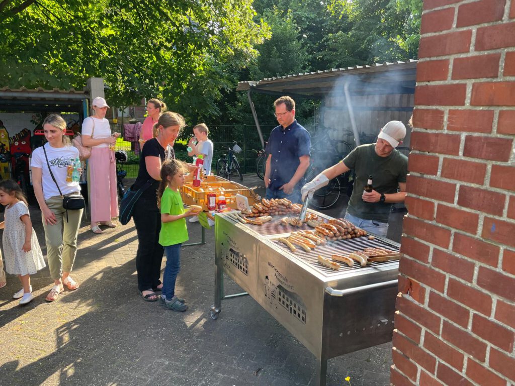 Großer Auftritt für die mehr als 60 Chorkinder der Marienschule in Hauenhorst. Am Freitag war es endlich soweit. Das im Rahmen des NRW-Landesprojekts „Kultur und Schule“ geförderte Kindermusical „Randolfo und der eine Ton“ von Babette Dieterich und Uli Führe wurde aufgeführt.
Und zwar gleich dreimal. Morgens gab es die Premiere, zu der alle anderen Kinder der Schule und auch die angehenden Schulkinder der benachbarten Kindergärten geladen waren. Und da hat es schon hervorragend geklappt. Jetzt wusste man, dass es funktioniert, denn vor der Generalprobe ist da immer so ein gemischtes Gefühl bei Kindern und Verantwortlichen.
Verantwortlich zeigten sich, wie in den vergangenen Jahren auch, Brigitte Lesting, als durchführende Künstlerin und Sabine Müller, als zuständige Lehrerin der Schule. Stunden um Stunden hatten sie investiert, um das Stück auf die Bühne und in die Köpfe und Körper der Kinder zu bringen. 
„Ein Musical ist weit mehr als „nur“ die Aufführung bzw. die Aufführungen. Es wird natürlich unheimlich viel an Texten, Liedern, Gestik und Ausdruck geübt und gefeilt, aber auch die Eltern müssen immer wieder mit ins Boot geholt werden, ein individuelles Bühnenbild und -arrangement erstellt und aufgebaut werden, mit den Kolleginnen die zusätzlichen Übungsstunden abgesprochen werden, Eintrittskarten erstellt und verkauft werden, Gäste eingeladen werden und, und, und. Und dann sind da noch die Gefühle, die Achterbahn fahren, wenn ein „Rollenkind“ in der Aufführungswoche krank wird oder wenn man bis kurz vor knapp denkt, „wie soll das denn morgen klappen?“, so Sabine Müller heilfroh nach der gelungenen Premiere. 
Bei über dreißig Grad und zwei ausverkauften Vorführungen am Nachmittag wurde dann auch den Eltern, Omas und Opas, Onkeln und Tanten und Freunden gezeigt, wie toll und wichtig solch eine Art von Schulleben ist.
Schulleiter Christian Hülsmann, der die Kinder zwischen den beiden Nachmittagsaufführungen mit einem eiskalten Wassereis überraschte, ist der festen Überzeugung, dass sich dieses Engagement seiner Schule lohnt: „Lesen, Schreiben, Rechnen dürfen für ein solches Projekt gerne mal hinten anstehen. Wer sieht, was die Kinder beim Musical für Erfahrungen sammeln, wie sie gemeinsam Großes leisten, Ängste überwinden und Stolz erleben, der ist mehr als froh und stolz, so etwas anbieten zu können“, so Hülsmann, der nicht selten die Worte seiner Vorgängerin Barbara Schwenen wiederholt, die das Musical der Marienschule als ein „Juwel der Schule“ bezeichnete. 
Worum geht es in diesem Stück? Auch das ist immer eine wichtige Frage, denn ein Musical bringt auch eine wichtige Botschaft mit.
Erzählt wird die Geschichte von Randolfo, einem traumatisierten stummen Jungen, der von den anderen Kindern oft gehänselt wird. Trost findet er im Wald. Hier schenkt ihm die Fee Rubella ein wundersames Stöckchen, auf dem nur ein Ton geblasen werden kann. Spielt Randolfo diesen Ton des Waldes, so fühlen sich alle Tiere zu ihm hingezogen. Das beeindruckt die Kinder, die ihn vorher geärgert haben. Am Ende des Stücks gewinnt Randolfo seine Stimme wieder und die Kinder nehmen ihn in ihre Gemeinschaft auf. 
„Jemanden ausgrenzen, jemanden vorverurteilen, jemanden ärgern/mobben – das sind alles Inhalte, die auch unsere Schülerinnen und Schüler täglich beschäftigen und an denen gearbeitet werden muss“, so Hülsmann. 
Zum Abschluss dieses aufregenden Tages war dann auch noch die gesamte Schulgemeinschaft zum „Come together“ auf dem Schulhof eingeladen und feierte in netter und geselliger Runde bei Bratwurst und Kaltgetränken bis spät in den Abend hinein. Und wo waren die Kinder? Die hatten den ganzen Schulhof zum Spielen und die Aula, in der gerade noch das Musical gespielt wurde, hatten die fleißigen Eltern nach ganz schnell eine tolle Disco verwandelt.
