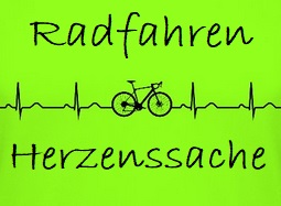 Ja, mir san mit’m Radl da …
Dieses Lied hätte man in der Marienschule bzw. in ganz Hauenhorst in den drei Wochen des diesjährigen Stadtradelns eigentlich ständig hören müssen. 
Hoch motiviert durch viele erfolgreiche vorherige Teilnahmen beim Stadtradeln schwangen sich knapp 190 gemeldete Radlerinnen und Radler nahezu täglich aufs Rad um zur Arbeit zu gelangen, Einkaufen zu fahren, Freunde zu besuchen, Sport zu treiben, einen Ausflug zu machen oder um zur Schule bzw. zur Kita zu fahren. 
„Vieles geht über die richtige Motivation, und so hatten wir zusätzlich zu vielen flotten Sprüchen, und tollen Anregungen auch noch jede einzelne Klasse gesondert ausgewiesen, sodass sich diese untereinander „messen“ konnten.
Auch Teamcaptain Christian Hülsmann musste sich dem einen oder anderen Opa seiner Schülerinnen und Schüler geschlagen geben, was er aber aufgrund der damit besonders vielen erradelten Kilometer sehr gerne tat. „Für mich ist Stadtradeln ganz klar ein Team-Wettbewerb, und da freue ich mich über jede tolle Leistung meiner Mitradler. Und ein dritter Platz ist ja auch nicht schlecht, oder?“
Und nun sind wir gespannt, ob wir die Tabellenspitze bis zum kommenden Mittwoch (25.06.), an dem letztmalig noch nachgetragen werden kann, auch wirklich halten. Es bleibt noch etwas spannend, aber stolz auf unsere Leistung dürfen wir schon jetzt ganz sicher sein.
„Nun wünsche ich mir, dass nach dem Stadtradeln auch vor dem Stadtradeln ist und alle Kolleg*innen, Schüler*innen, Eltern, Großeltern und Freunde der Marienschule am Ball bleiben, denn das Jahr hat nun mal 52 Wochen und nicht nur drei.  Radfahren geht immer“, ist Hülsmann überzeugt und macht es auch selber täglich vor. Und nicht nur er. Mittlerweile sind es schon richtig viele „große“ Fahrräder, die täglich von den Lehrkräften oder den anderen schulischen Mitarbeitern als Verkehrsmittel zur Marienschule genutzt werden. 
