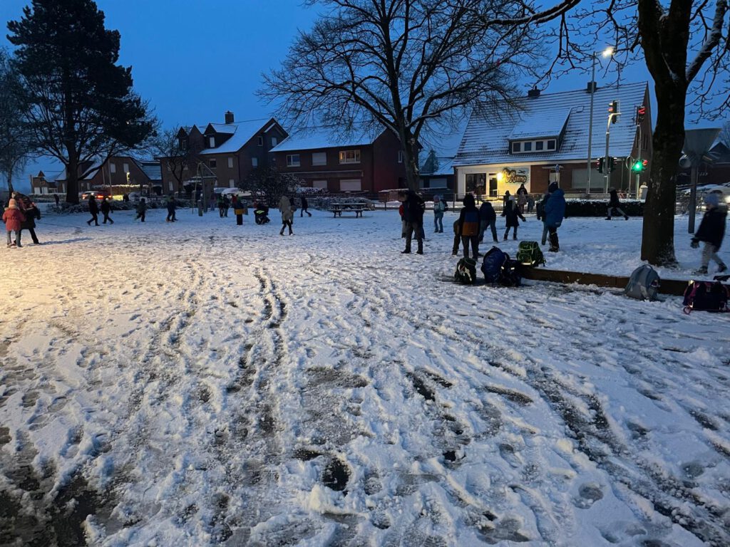Endlich mal Winter  Oh wie schön kann doch der Winter sein! Natürlich kann er auch anders – aber für Kinder lässt kaum etwas die Augen mehr leuchten als eine weiße Winterlandschaft.
Rutschen, Schneemänner bauen, Schneebälle werfen, Schneeflocken fangen, etc..
Und auch für Fotografen hat die weiße Pracht jede Menge zu bieten. Viel Spaß mit unseren Bildern „Endlich mal Winter“.

