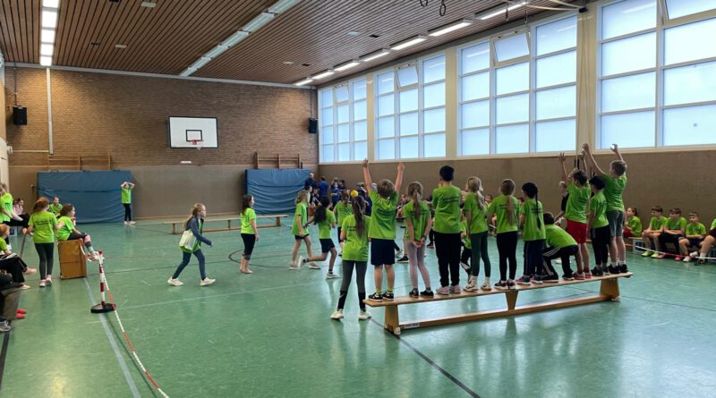 Völkerball „Genial sozial“ heißt ein Projekt von Berufsschülern aus Rheine, die bei uns an der Marienschule ein Völkerballturnier für Schülerinnen und Schüler aus dem Südraum von Rheine auf die Beine gestellt haben. Sechs Mannschaften waren angetreten, um in der Völkerball-Variante „Hühnerleiter“ den Südraummeister zu ermitteln. Welch eine Gaudi und welch rasanter Sport, den in diesem Jahr mit sicherlich einer gehörigen Portion Heimvorteil die Mannschaften der Marienschule recht eindeutig für sich entschieden haben. Man darf gespannt sein, wenn es zu einer Revanche in der deutlich größeren Mesumer Turnhalle kommen wird. Ist aber auch eigentlich egal wer hier gewinnt, die Freude, die Gemeinschaft und die Idee stehen ganz klar im Vordergrund. Dabei sein ist alles – das olympische Motto steht über allem. Und Spaß hat´s gemacht – allen! Wir freuen uns auf eine Zweitauflage im Jahr 2027.