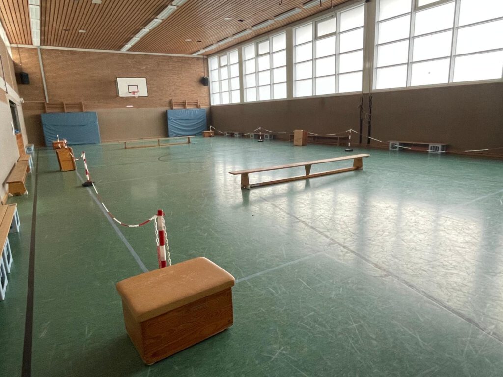 Völkerball
„Genial sozial“ heißt ein Projekt von Berufsschülern aus Rheine, die bei uns an der Marienschule ein Völkerballturnier für Schülerinnen und Schüler aus dem Südraum von Rheine auf die Beine gestellt haben.
Sechs Mannschaften waren angetreten, um in der Völkerball-Variante „Hühnerleiter“ den Südraummeister zu ermitteln.
Welch eine Gaudi und welch rasanter Sport, den in diesem Jahr mit sicherlich einer gehörigen Portion Heimvorteil die Mannschaften der Marienschule recht eindeutig für sich entschieden haben. Man darf gespannt sein, wenn es zu einer Revanche in der deutlich größeren Mesumer Turnhalle kommen wird. 
Ist aber auch eigentlich egal wer hier gewinnt, die Freude, die Gemeinschaft und die Idee stehen ganz klar im Vordergrund. Dabei sein ist alles – das olympische Motto steht über allem. Und Spaß hat´s gemacht – allen! 
Wir freuen uns auf eine Zweitauflage im Jahr 2027.
