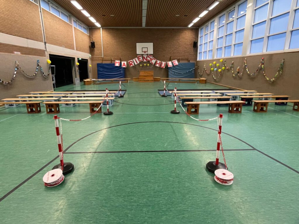 Hoher Besuch beim Schulkarneval in Hauenhorst
Hauenhorst kann Karneval. Das ist sogar überregional bekannt und zieht viele karnevalistische Gruppen und Besucher zu diesem Brauchtumsfest in den Süden von Rheine.
Natürlich wird diese Freude und Begeisterung am Karneval in vielen Hauenhorster Famlien gelebt, unterstützt und somit auch weitergegeben. Auch die Vereine vor Ort, mittlerweile alle unter einer Kappe, stellen jedes Jahr einen tollen Kinderkarneval auf die Beine. 
Auch die Grundschule vor Ort, die Marienschule, trägt gerne ihren Teil dazu bei und feiert intensiv jedes Jahr an Weiberfastnacht ihren Schulkarneval.
Am liebsten so groß wie in diesem (und auch letzten Jahr), mit dem Besuch des großen und kleinen Prinzenpaares in der festlich geschmückten Halle der Marienschule.
Prinzessin Ramona von Takt und Tanz und Prinz Pascal von Edel und Stahl schauten kurz vor ihrer Fahrt zum Stadtkarneval in der Schule vorbei und wurden von 196 jungen Närrinnen und Narren gebührend begrüßt
Schulleiter Christian Hülsmann vermutete in den Initialien des Prinzenpaares“RP“ (Ramona und Pascal) das Regierungspräsidium und sprach von einer „Abordnung von höchster Stelle, die begrüßen wir gebührend mit einer riesen Welle“. Dreifacher Tusch. Auch an der Tatsache, dass die beiden Hauenhorster Urgesteine genau die richtige Wahl sind, ließ Hülsmann keinen Zweifel: „Prinzessin Ramona, aus dem Hause Takt und Tanz, genau die richtige, da sind wir sicher, und zwar ganz und Prinz Pascal, aus dem Hause Edel und Stahl, auch das ist eine ganz, ganz feine Wahl.“
Und dann wurden auch schon schnell die Orden ausgetauscht und ab ging es für die Großen zum Bus nach Rheine. Bis 11:11 Uhr blieb nicht mehr viel Zeit.
Viel Zeit hatte die Schule dann aber für das Kinderprinzenpaar samt Gefolge. Prinzessin Alica aus dem Hause Klein und Beerig und Reinhard von wild und waldig verlasen die Proklamation und hatten schnell die weiteren 194 Schülerinnen und Schüler auf ihrer Seite. Hausaufgabenfrei bis Aschermittwoch, Süßigkeiten ohne Ende und fünf Tage ohne elterliche Befugnisse-da waren alle Kids natürlich sofort mit einverstanden und feierten ihr Prinzenpaar.
Ein absolutes Highlight war dann der „Heidi-Auftritt“ der Bambinigarde der KG DaLaHau, die gleich zweimal auftreten durften und auch noch durch eine flotte Zugabe brillierten.
Und wie immer ging es nach dem offiziellen Teil nahtlos zur Karnevalsdisco über, die die Aula noch bis kurz vor 14:00 Uhr mit toller Musik und tanzenden Kindern füllte.
Am Freitag war dann aber auch schon wieder fast normaler Unterricht. Schließlich sei die Schule ja kein Festzelt, wie Hülsmann betonte. Und die Hausaufgabe, die es eigentlich gar nicht hätte geben dürfen, bestand dann darin, dass alle Kinder aktiv oder passiv am Hauenhorster Karnevalsumzug am Sonntag teilenehmen sollten.
