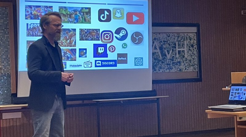 Auf die Balance kommt es an "Kids in der digitalen Welt - ein Für und Wider". Ein informativer Abend für Kita- und Grundschuleltern. So hieß der Titel, zu dem der Medienpädagoge Johannes Wentzel aus Münster in der letzten Woche in Mesum referierte. Die Arbeitsgemeinschaft der Kindergärten und Grundschulen hatten zu diesem Abend geladen und durften gut 60 Eltern in der Aula der Alexander-von-Humboldt-Schule begrüßen. Christian Hülsmann, Schulleiter der Marienschule in Hauenhorst begrüßte die Eltern mit einem von KI generierten Gedicht zum Thema des Abends. Dort hieß es unter anderem: „Für und Wider, Fluch und Segen, genau dazwischen werden wir uns heut bewegen“. Und so kam es dann auch. Johannes Wentzel zeigte, wie komplex die digitale Welt mittlerweile ist, welch großer Nutzen in ihr steckt, aber auch welche Gefahren sie in sich birgt. Eltern sind „Influencer Nr. 1 für ihre Kinder“, das heißt nichts anderes, als dass Eltern den größten Einfluss auf ihre Kinder, auch und gerade im Umgang mit digitalen Dingen, haben. Wichtig sei ein echtes Interesse der Eltern, das Aufstellen klarer Regeln und das Wissen um die Dinge, mit denen die Kids umgehen, konfrontiert sind und dabei zu erkennen, wo die jungen Nutzer zwingend der Aufklärung bzw. Begleitung bedürfen. Medien sind bewusst so, wie sie sind. Medienmacher wollen natürlich eine möglichst lange Nutzung ihrer Medien (Apps), und dafür lassen sie sich jede Menge einfallen. Wentzel spricht von „Dopamin“, also dem Stoff im Körper, der Begeisterung und Freude, aber auch den Wunsch nach mehr und immer mehr auslöst. Dopamin wird nicht umsonst als Glückshormon bezeichnet. Und wer möchte nicht glücklich sein? Erwachsene wissen, dass Schokolade dick machen kann, Zigaretten die Lunge belasten und Alkohol ein gefährliches Rauschmittel ist – auch wenn es vielleicht auf den ersten Blick halt eben diese „Glücksgefühle“ erzeugt. Wir kennen die Gefahren. Kinder nicht!!! Wentzel plädiert daher für eine enge, ehrliche und vertrauensvolle Begleitung der Kinder durch ihre Eltern. Dass digitale Medien nicht per se schlecht sind, davon ist Wentzel als Medienpädagoge selbstverständlich voll und ganz überzeugt, und bringt dafür auch jede Menge gute Beispiele. Zugleich spricht er aber von ganz klaren Regeln und guten Möglichkeiten, im Frieden mit den Kids, das Thema digitale Medien ganz klar zu begrenzen und sicherer zu machen. „Es gibt Möglichkeiten die Handys der Kinder kindgerecht einzustellen, es müssen Zeiten, Orte und Situationen ausgemacht werden, die handyfrei sind, etc.“ Wentzel spricht von der „Balance“ im Umgang mit digitalen Medien, das sei die Mitte zwischen Fluch und Segen, zwischen dem Für und Wider. Es sei heute nicht mehr die Frage „Ob?“ sondern nur noch die Frage nach dem „Wie?“ Für gelingendes Medienverhalten ist Wentzel eines ganz besonders wichtig: Vertrauen in der Eltern-Kind-Beziehung. Miteinander reden, aber auch miteinander „zocken“, miteinander probieren, miteinander ablehnen, füreinander da sein und nicht gegeneinander kämpfen. Leider gehören auch die Gefahren des WorldWideWeb zur Realität und müssen den Kindern vermittelt werden. Und natürlich schauen sich Kinder vieles bei den Eltern ab. Sind diese immer „on“, muss man sich nicht wundern, wenn die Kids, egal in welchem Alter, es auch sind. Es ist und bleibt wie es ist, nämlich Fluch und Segen zugleich, aber wie hieß es doch zu Beginn seines Vortrags: Eltern sind die Influencer Nr. 1 für Ihre Kids. Welch eine Chance für Eltern.