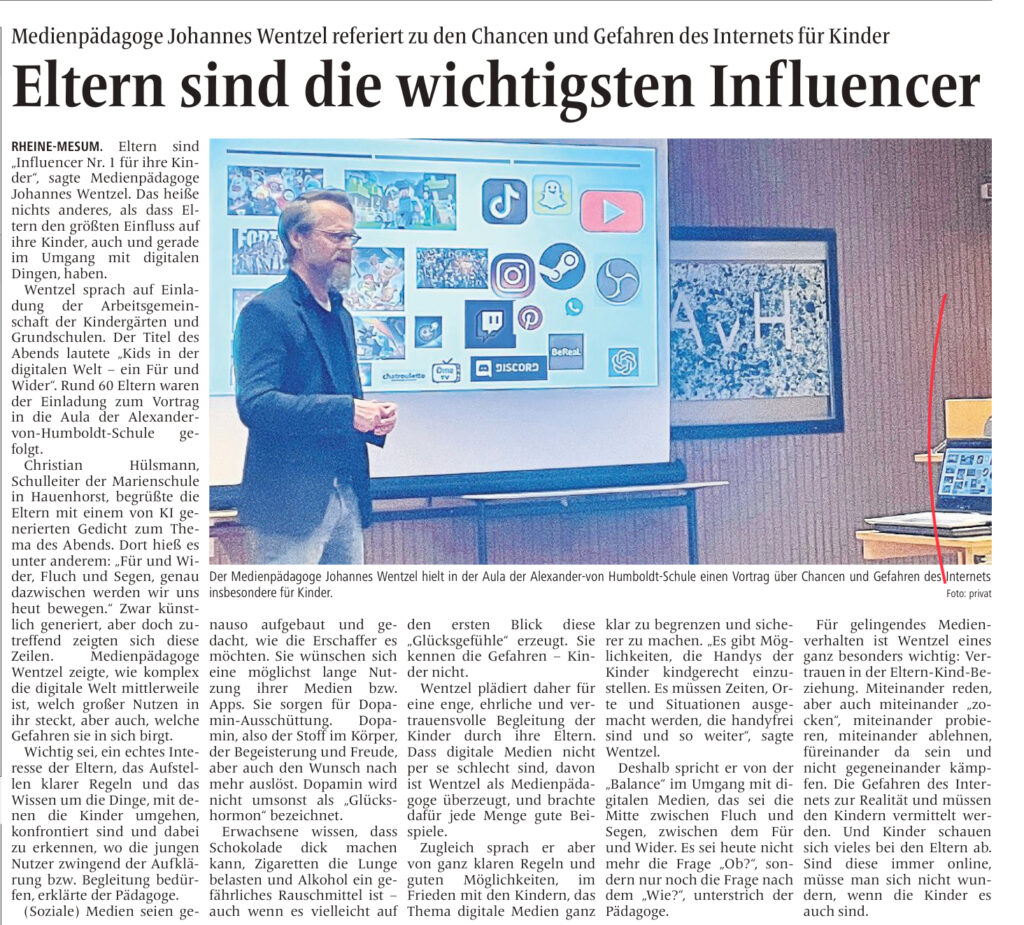 Auf die Balance kommt es an  "Kids in der digitalen Welt - ein Für und Wider". Ein informativer Abend für Kita- und Grundschuleltern. So hieß der Titel, zu dem der Medienpädagoge Johannes Wentzel aus Münster in der letzten Woche in Mesum referierte.
Die Arbeitsgemeinschaft der Kindergärten und Grundschulen hatten zu diesem Abend geladen und durften gut 60 Eltern in der Aula der Alexander-von-Humboldt-Schule begrüßen. Christian Hülsmann, Schulleiter der Marienschule in Hauenhorst begrüßte die Eltern mit einem von KI generierten Gedicht zum Thema des Abends. Dort hieß es unter anderem: „Für und Wider, Fluch und Segen, genau dazwischen werden wir uns heut bewegen“.
Und so kam es dann auch. Johannes Wentzel zeigte, wie komplex die digitale Welt mittlerweile ist, welch großer Nutzen in ihr steckt, aber auch welche Gefahren sie in sich birgt.
Eltern sind „Influencer Nr. 1 für ihre Kinder“, das heißt nichts anderes, als dass  Eltern den größten Einfluss auf ihre Kinder, auch und gerade im Umgang mit digitalen Dingen, haben. Wichtig sei ein echtes Interesse der Eltern, das Aufstellen klarer Regeln und das Wissen um die Dinge, mit denen die Kids umgehen, konfrontiert sind und dabei zu erkennen, wo die jungen Nutzer zwingend der Aufklärung bzw. Begleitung bedürfen. 
Medien sind bewusst so, wie sie sind. Medienmacher wollen natürlich eine möglichst  lange Nutzung ihrer Medien (Apps), und dafür lassen sie sich jede Menge einfallen. Wentzel spricht von „Dopamin“, also dem Stoff im Körper, der Begeisterung und Freude, aber auch den Wunsch nach mehr und immer mehr auslöst. Dopamin wird nicht umsonst als Glückshormon bezeichnet. Und wer möchte nicht glücklich sein?
Erwachsene wissen, dass Schokolade dick machen kann, Zigaretten die Lunge belasten und Alkohol ein gefährliches Rauschmittel ist – auch wenn es vielleicht auf den ersten Blick halt eben diese „Glücksgefühle“ erzeugt. Wir kennen die Gefahren. Kinder nicht!!!
Wentzel plädiert daher für eine enge, ehrliche und vertrauensvolle Begleitung der Kinder durch ihre Eltern.
Dass digitale Medien nicht per se schlecht sind, davon ist Wentzel als Medienpädagoge selbstverständlich voll und ganz überzeugt, und bringt dafür auch jede Menge gute Beispiele.
Zugleich spricht er aber von ganz klaren Regeln und guten Möglichkeiten, im Frieden mit den Kids, das Thema digitale Medien ganz klar zu begrenzen und sicherer zu machen. „Es gibt Möglichkeiten die Handys der Kinder kindgerecht einzustellen, es müssen Zeiten, Orte und Situationen ausgemacht werden, die handyfrei sind, etc.“
