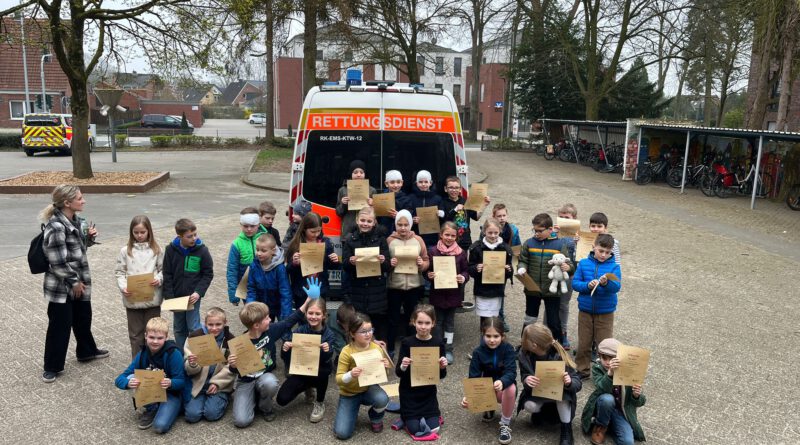 Erste Hilfe – erst die „Großen“, jetzt die „Kleinen“, 37 Drittklässler der Marienschule hatten sich zum „Erste-Hilfe-Kurs“ an unserer Schule angemeldet. Ebenso Erwachsene begleiteten die Kinder und ließen sich gemeinsam mit diesen in Teilgebieten der Erste-Hilfe schulen.