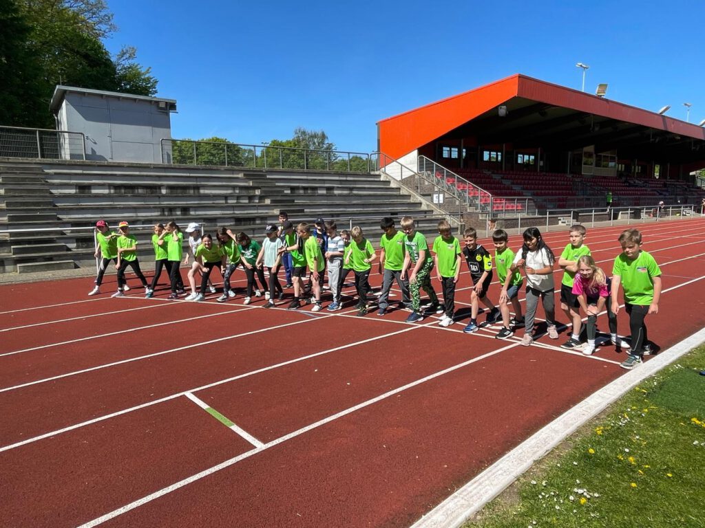 Welch ein Traumwetter Ende April. Tolles Wetter, tolle Stimmung, tolle Unterstützung von den helfenden Eltern und jede Menge gute Laune bei den Kids. So soll Sport sein. Alternative Übungen machten in diesem Schuljahr noch einmal die Bundesjugendspiele aus. Statt des klassischen Weitsprungs sprangen die jungen Sportlerinnen und Sportler aus dem Stand in verschiedene Zonen, der Ausdauerlauf folgte nicht den klassischen Vorgaben zweimal ums Rund zu laufen (800m) sondern die Marienschülerinnen und -schüler mussten auf einer 40m langen Strecke in 5 Minuten so viele Tennisbälle wie möglich auf die andere Seite transportieren. Beim Wurf durften die Dritt- und Viertklässler mit dem Heuler zunächst ein Tor überwinden um dann möglichst weit in eine der markierten Zonen zu treffen. Und last but noch least wurde der klassische Sprint durch einen kleinen Geschwindigkeitsparcours ersetzt. Schauen wir mal im System Schule, was wir im nächsten Jahr durchführen dürfen bzw. müssen. Es bleibt spannend beim Thema Bundesjugendspiele.  