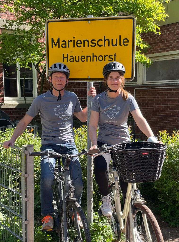 Alle Jahre wieder …
Selbstverständlich sind wir auch 2026 wieder voll dabei. Das Motto steht, die Kleidung passt, das altbewährte Team Captain-Team bestehend aus Schulleiter Christian Hülsmann und Konrektorin Alex Nieweler sind bereit. In den Reifen ist ausreichend Luft, die Kette ist geölt und die Bremsen eingestellt. Los geht´s ab dem 14.05.2026. Wir melden uns.
