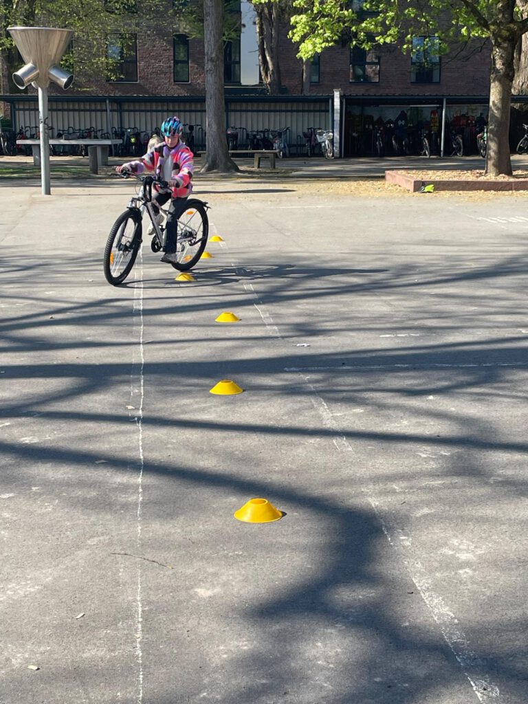 Wie in jedem Jahr so stand auch im aktuellen Schuljahr 2025-26 die Radfahrprüfung an. Nachdem zuerst die Motorik und Beherrschung des Rades trainiert wurde stand die Woche drauf das Training und die Prüfung im realen Verkehrsraum an. Verkehrssicherheitsberater Andreas Kröger fühlte sich mal wieder pudelwohl an der Marienschule und konnte in fast allen Fällen erkennen, dass die Hauenhorster fit im Umgang mit dem Rad sind. Aber leider auch nicht wirklich alle, hier und da wurde das alleinige Fahren im Straßenverkehr noch nicht wirklich empfohlen. Hier heißt es „üben, üben, üben“, dann wird es schon. Radfahren lernt man nur durch Radfahren.
