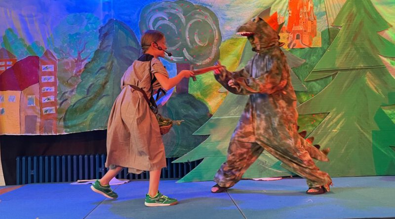 „Den Fluch besiegt“ – Hauenhorster Kinder führen Musical auf Und wieder einmal stand das aktive Schulleben der Marienschule aus Hauenhorst ganz im Zeichen des NRW- Landesprogramms „Kultur und Schule“, mit dessen finanzieller Unterstützung der Schulchor der Hauenhorster Grundschule im laufenden Schuljahr ein großartiges Musical auf die Bühne bringen konnte. Aufgeführt wurde in diesem Jahr das Musical „Drachenkämpfer - vom Bauernjungen zum Königssohn“ von Uli Führe und Babette Dieterich. Drei Mal wurde das Stück am vergangenen Freitag bei über 30 Grad Außentemperatur und bestimmt 40 Grad Innentemperatur in der stets voll besetzten Aula der Schule aufgeführt. Traditionell sind zur Generalprobe die kommenden Schulneulinge aus den Hauenhorster Kindergärten eingeladen und schauen sich gemeinsam mit den anderen Marienschülerinnen und -schülern die Generalprobe des jeweiligen Musicals an. Am Nachmittag durften/mussten die jungen Künstler dann noch zwei Mal vor den stolzen Augen der Eltern, Großeltern und Freunden ihre gesanglichen, instrumentellen, tänzerischen und schauspielerischen Fähigkeiten unter Beweis stellen. Die Zuschauer erlebten ein spannendes Musical, in dem es um einen furchterregenden Drachen geht, der Jahr für Jahr ein Mädchen des Königreiches fordert, um seine Wut zu besänftigen. Die Dorfbewohner leben in ständiger Angst, dass ihre Tochter ausgewählt und zum Drachen geschickt wird. Keinem Ritter ist es bisher gelungen, den Drachen zu besiegen. Der junge Burkhardt nimmt den Kampf mutig auf und erlöst den Drachen mit geheimnisvollen Kräutern und einer verzauberten Rüstung von seinem bösen Fluch. Am Ende bekommt der mutige Burkhardt als Dank die schöne Königstochter zur Frau. In bezaubernden Kostümen und verschiedensten Rollen zeigten die ca. 60 Mädchen und Jungen ihre schauspielerische und gesangliche Freude und Kompetenz. Zum Schluss aller drei Aufführungen gab es für alle Akteure einen riesigen Applaus und begeisterte Worte vom Schulleiter Christian Hülsmann. Seine warmen Worte (bei 40 Grad kann man das durchaus so bezeichnen) richteten sich gleichermaßen an die Kids als auch an die Künstlerin Brigitte Lesting und die Lehrkraft Sabine Müller für die beeindruckende Inszenierung dieses wunderschönen Stückes. Im Anschluss feierte die Schulgemeinschaft dann noch das ebenfalls traditionelle „Come together“ auf dem Schulhof und ließ den erfolgreichen und zum Glück trockenen Tag in gemütlicher Runde mit Popcorn, Zuckerwatte, Snacks, Grillwürsten im Brötchen und kalten Getränken ausklingen. „Den Fluch besiegt“ – Hauenhorster Kinder führen Musical auf Und wieder einmal stand das aktive Schulleben der Marienschule aus Hauenhorst ganz im Zeichen des NRW- Landesprogramms „Kultur und Schule“, mit dessen finanzieller Unterstützung der Schulchor der Hauenhorster Grundschule im laufenden Schuljahr ein großartiges Musical auf die Bühne bringen konnte. Aufgeführt wurde in diesem Jahr das Musical „Drachenkämpfer - vom Bauernjungen zum Königssohn“ von Uli Führe und Babette Dieterich. Drei Mal wurde das Stück am vergangenen Freitag bei über 30 Grad Außentemperatur und bestimmt 40 Grad Innentemperatur in der stets voll besetzten Aula der Schule aufgeführt. Traditionell sind zur Generalprobe die kommenden Schulneulinge aus den Hauenhorster Kindergärten eingeladen und schauen sich gemeinsam mit den anderen Marienschülerinnen und -schülern die Generalprobe des jeweiligen Musicals an. Am Nachmittag durften/mussten die jungen Künstler dann noch zwei Mal vor den stolzen Augen der Eltern, Großeltern und Freunden ihre gesanglichen, instrumentellen, tänzerischen und schauspielerischen Fähigkeiten unter Beweis stellen. Die Zuschauer erlebten ein spannendes Musical, in dem es um einen furchterregenden Drachen geht, der Jahr für Jahr ein Mädchen des Königreiches fordert, um seine Wut zu besänftigen. Die Dorfbewohner leben in ständiger Angst, dass ihre Tochter ausgewählt und zum Drachen geschickt wird. Keinem Ritter ist es bisher gelungen, den Drachen zu besiegen. Der junge Burkhardt nimmt den Kampf mutig auf und erlöst den Drachen mit geheimnisvollen Kräutern und einer verzauberten Rüstung von seinem bösen Fluch. Am Ende bekommt der mutige Burkhardt als Dank die schöne Königstochter zur Frau. In bezaubernden Kostümen und verschiedensten Rollen zeigten die ca. 60 Mädchen und Jungen ihre schauspielerische und gesangliche Freude und Kompetenz. Zum Schluss aller drei Aufführungen gab es für alle Akteure einen riesigen Applaus und begeisterte Worte vom Schulleiter Christian Hülsmann. Seine warmen Worte (bei 40 Grad kann man das durchaus so bezeichnen) richteten sich gleichermaßen an die Kids als auch an die Künstlerin Brigitte Lesting und die Lehrkraft Sabine Müller für die beeindruckende Inszenierung dieses wunderschönen Stückes. Im Anschluss feierte die Schulgemeinschaft dann noch das ebenfalls traditionelle „Come together“ auf dem Schulhof und ließ den erfolgreichen und zum Glück trockenen Tag in gemütlicher Runde mit Popcorn, Zuckerwatte, Snacks, Grillwürsten im Brötchen und kalten Getränken ausklingen.