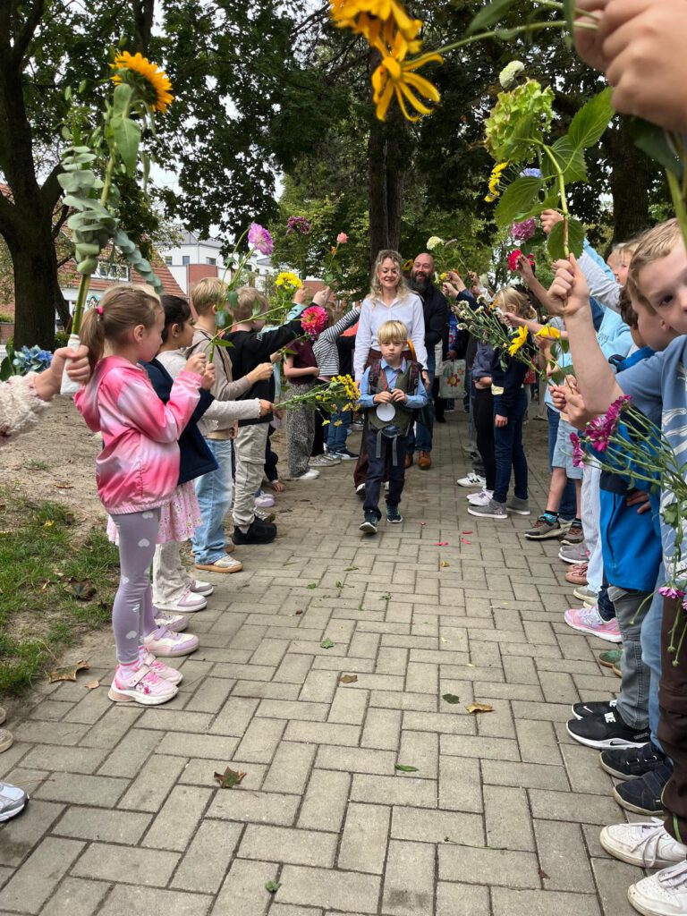Und weiter geht´s. 50 neue Erstklässlerinnen und Erstklässler sind  seit dem 03.09.2026 offiziell Teil unserer Schulgemeinschaft. Wir heißen alle ganz herzlich willkommen und freuen uns auf vier schöne und erfolgreiche Jahre mit den Kids und den Eltern. Nun sind wir seit vielen, vielen Jahren erstmals bei über 200 Schülerinnen und Schülern. Aber voll ist toll - wir freuen uns.
In diesem Sinne: Auf eine gelungene Schulzeit!!!